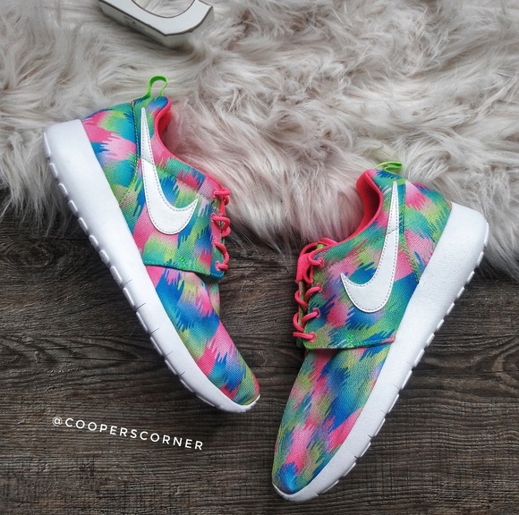 Nike Shoes - NEW Nike Roshe One Premium